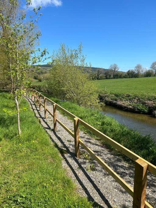 Riverside Cabin Limerick Junction 外观 照片